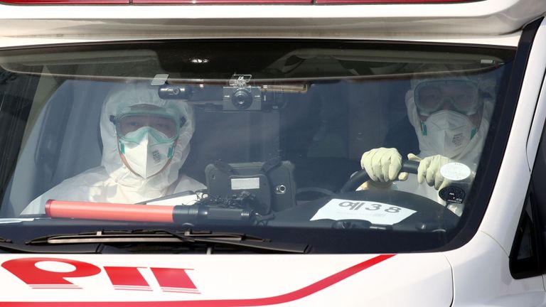 Un patient atteint du coronavirus est escorté par une ambulance à Séoul