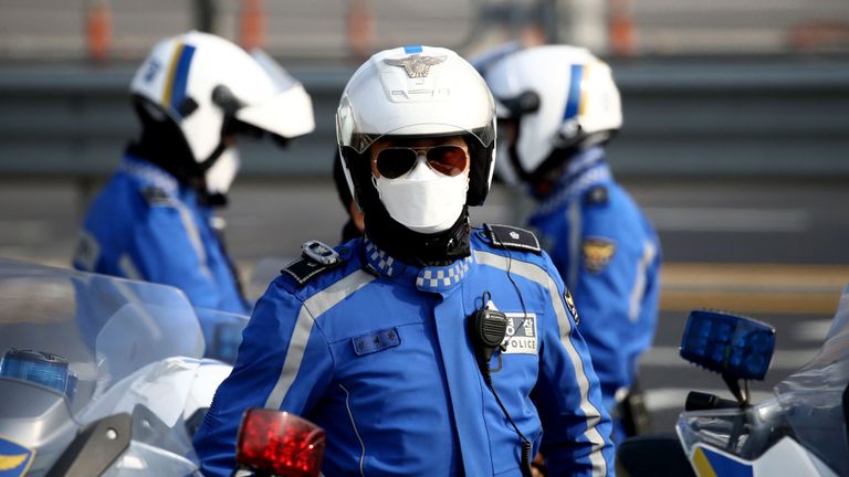 Un officier de police sud-coréen a le visage couvert dans la capitale Séoul