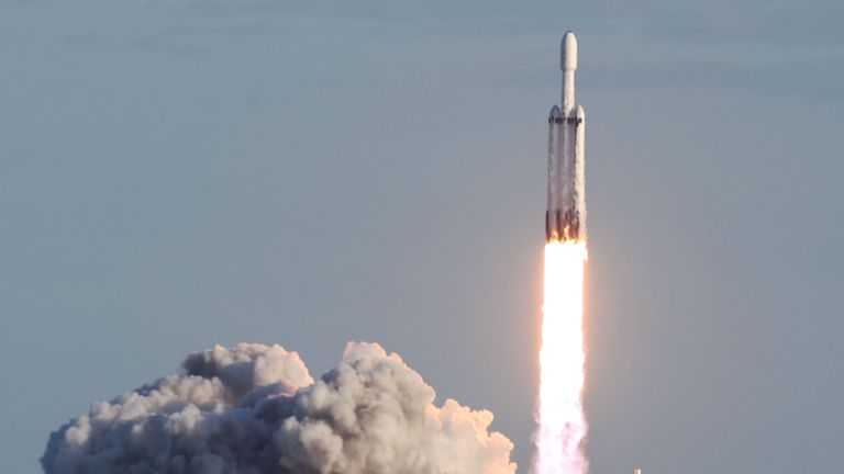 TITUSVILLE, FLORIDE - 11 AVRIL: La fusée SpaceX Falcon Heavy décolle de la rampe de lancement 39A au Kennedy Space Center de la NASA le 11 avril 2019 à Titusville, en Floride. La fusée transporte en orbite un satellite de communication construit par Lockheed Martin. (Photo de Joe Raedle / Getty Images)
