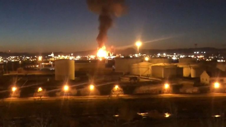 Le feu peut être vu sur plusieurs kilomètres