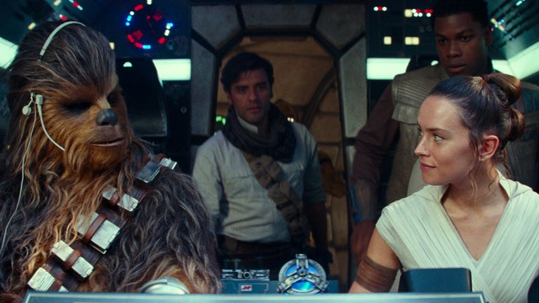 Joonas Suotamo est Chewbacca, Oscar Isaac est Poe Dameron, Daisy Ridley est Rey et John Boyega est Finn dans STAR WARS: THE RISE OF SKYWALKER