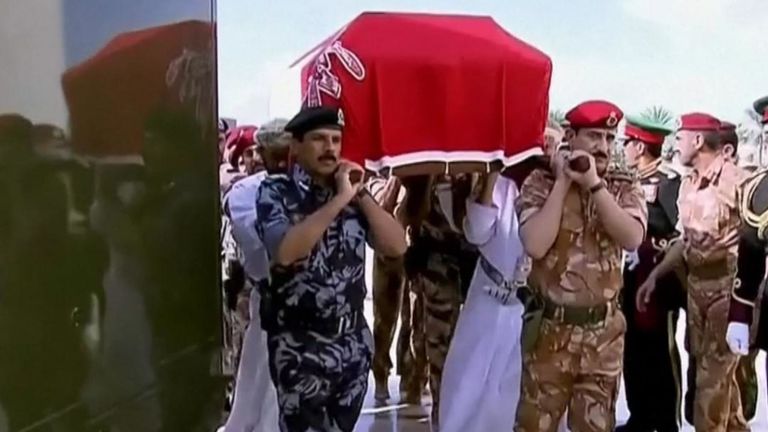 Le Sultan Qaboos bin Said d'Oman est transporté dans un cercueil pendant ses funérailles