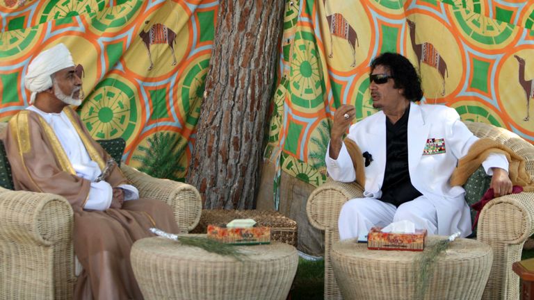 Le colonel libyen Kadhafi s'entretient avec le sultan à Tripoli en 2008