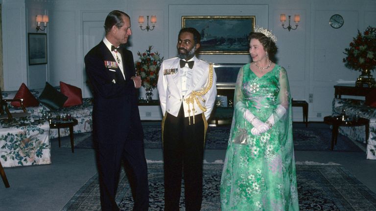 La reine et le prince Philip divertissent Qaboos à bord du Royal Yacht Britannia en 1979