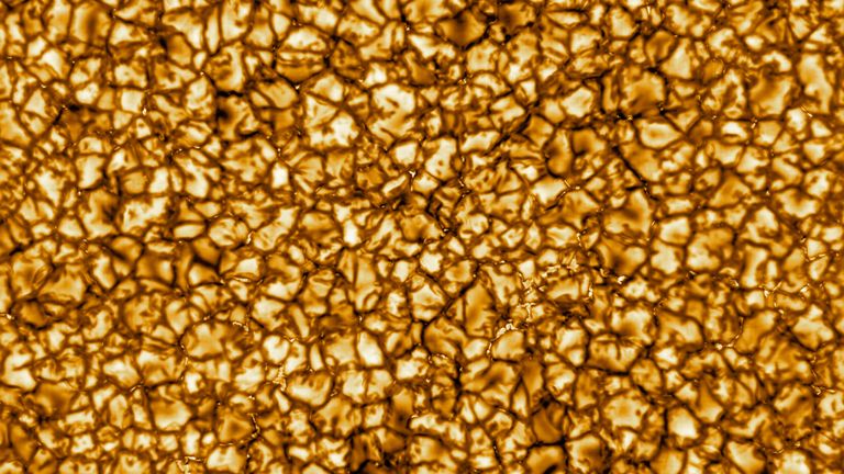 La première photo de la surface du soleil prise par le télescope Daniel K. Inouye