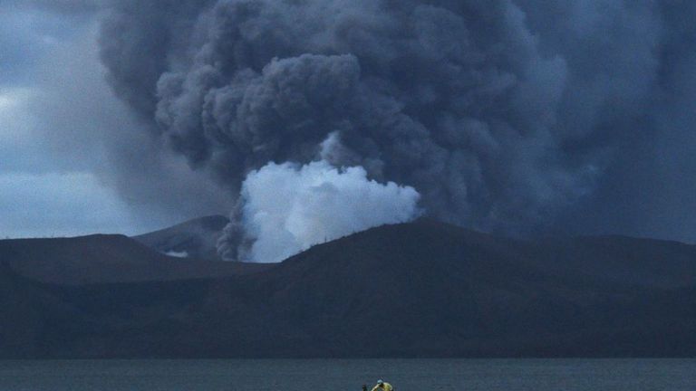 Les habitants vivant le long du lac Taal attrapent du poisson alors que le volcan Taal entre en éruption dans la ville de Tanauan
