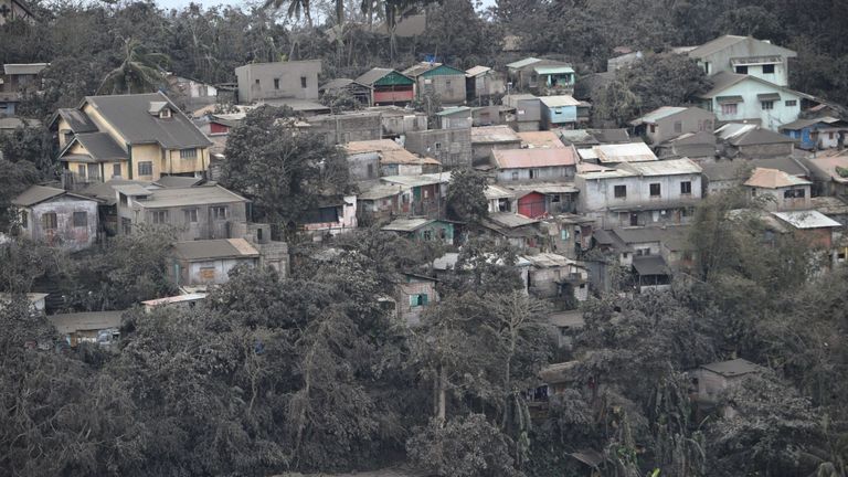 Une vue générale des maisons aux toits recouverts de cendres, craché par le volcan Taal dans la ville de Tagaytay, au sud de Manille 