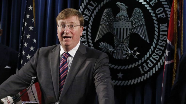 Le gouverneur républicain Tate Reeves explique le processus de création d'un comité de recherche de Mississippiens expérimentés pour aider à la recherche nationale d'un nouveau commissaire du département des services correctionnels du Mississippi (MDOC), le jeudi 16 janvier 2020 à Jackson, Missouri (AP Photo / Rogelio V. Solis)