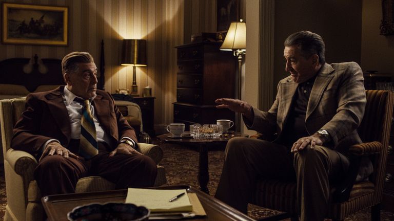 Jimmy Hoffa (Al Pacino) et Frank Sheeran (Robert De Niro) dans The Irishman de Martin Scorsese. Pic: Netflix