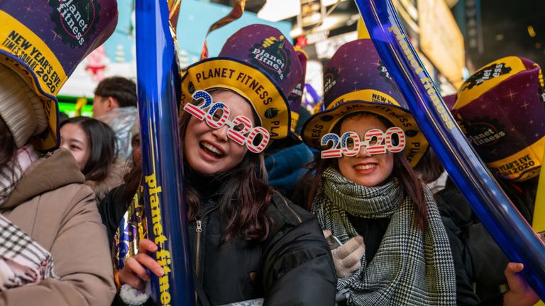 Fêtards à Times Square pendant la célébration du nouvel an le 31 décembre 2019 à New York