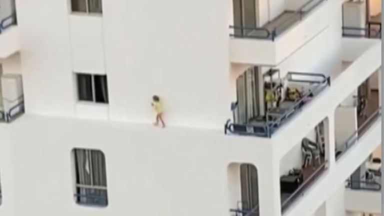 Le tout-petit est vu se précipiter sur le bord étroit d'un bloc d'appartements à Tenerife
