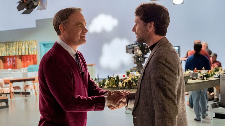 Monsieur Rogers (Tom Hanks) rencontre le journaliste Lloyd Vogel (Matthew Rhys) dans TriStar Pictures ... UNE BELLE JOURNÉE DANS LE QUARTIER.
