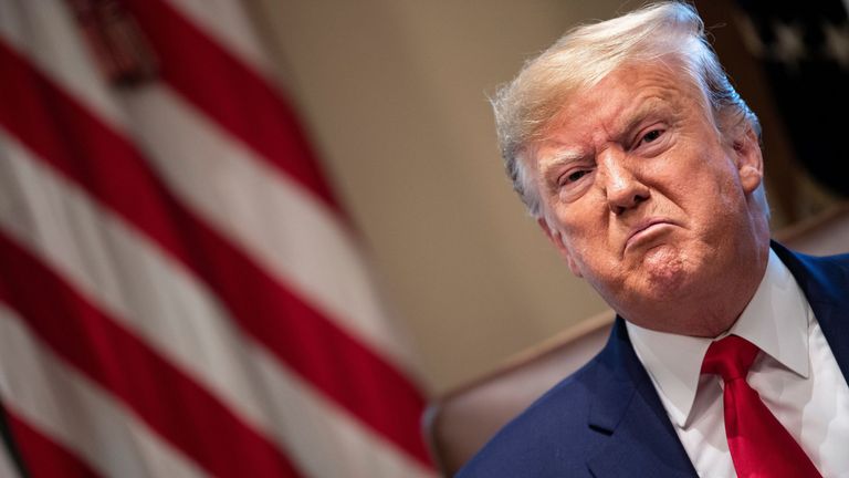 Les avocats du président Trump affirment que sa révocation créerait un dangereux précédent dans une année électorale.
Ils ont commencé à présenter sa défense dans le procès de destitution du Sénat.

 ((PRES))
M. Trump est accusé d'avoir abusé de son pouvoir et d'entrave au Congrès, en faisant prétendument pression sur l'Ukraine pour enquêter sur son rival politique Joe Biden - une accusation qu'il nie.
Ian Woods de Sky rapporte de Washington.
