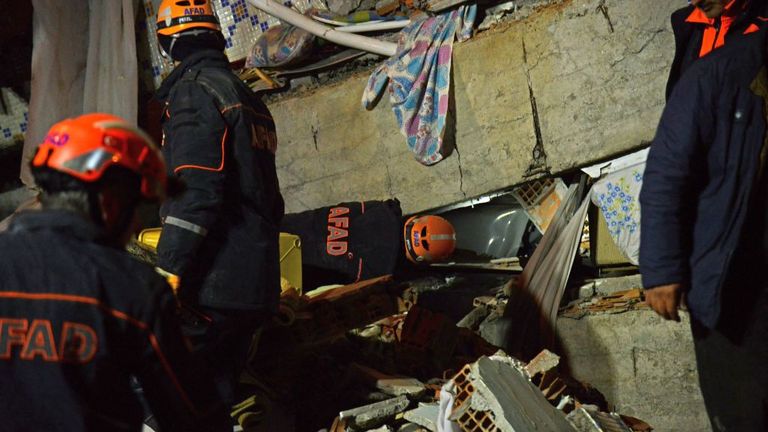 Des fonctionnaires turcs et des policiers travaillent sur les lieux d'un bâtiment effondré à la suite d'un tremblement de terre de magnitude 6,8 à Elazig
