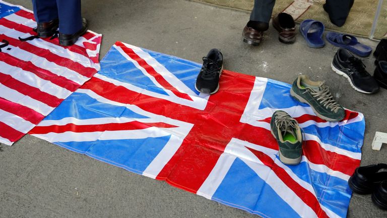 Des chaussures sont placées sur un drapeau britannique dans une université de Téhéran. Pic: Shutterstock