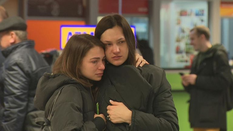 Les gens ont pleuré à l'aéroport où l'avion devait atterrir