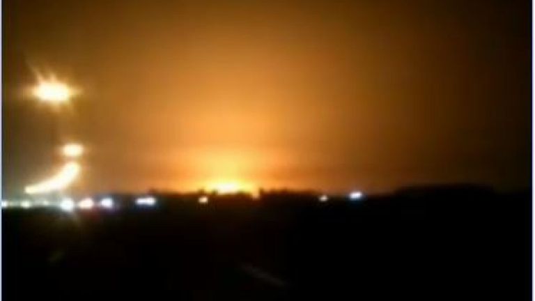 Le ciel devient orange intense pendant un bref instant alors que le jet s'écrase 