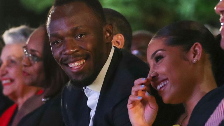 Le champion olympique Bolt et sa petite amie Kasi Bennett assistent à une cérémonie pour le dévoilement de la statue de Bolt au Statue Park au National Stadium, à Kingston, Jamaïque, le 3 décembre 2017