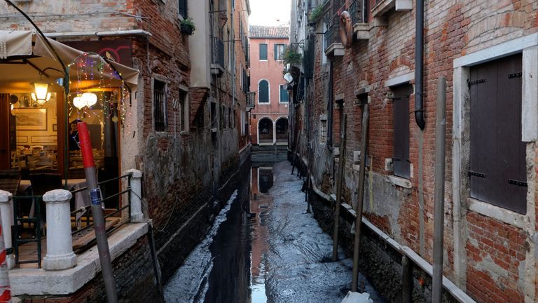 IDENTIFICATEUR DE SYSTÈME: RTS2XZSHCODE: RC2TDE927ZUPMEDIA DATE 11 janvier 2020PHOTOGRAPHE: Manuel SilvestriHEADLINE: Une vue générale d'un canal pendant une marée basse exceptionnelle dans la ville lagunaire de VeniseSIZE: 6000px × 4000px (~ 68 Mo)
50,8 cm × 33,8 cm (300 dpi)