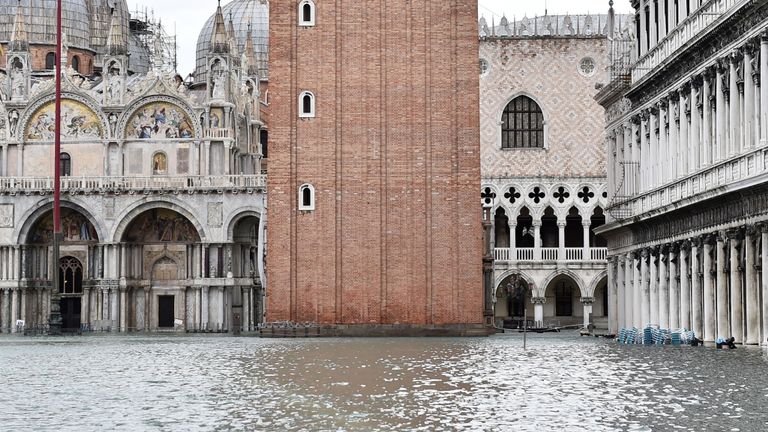 Une vue sur la place Saint-Marc inondée, alors que la marée haute atteint son apogée, à Venise