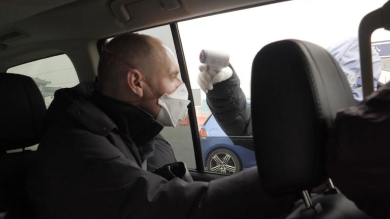 Le correspondant de Sky s'est fait prendre la température à un barrage routier