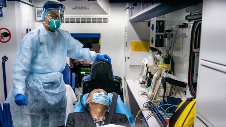 Un homme est transporté à l'hôpital de Hong Kong alors qu'il détecte ses premiers cas de virus