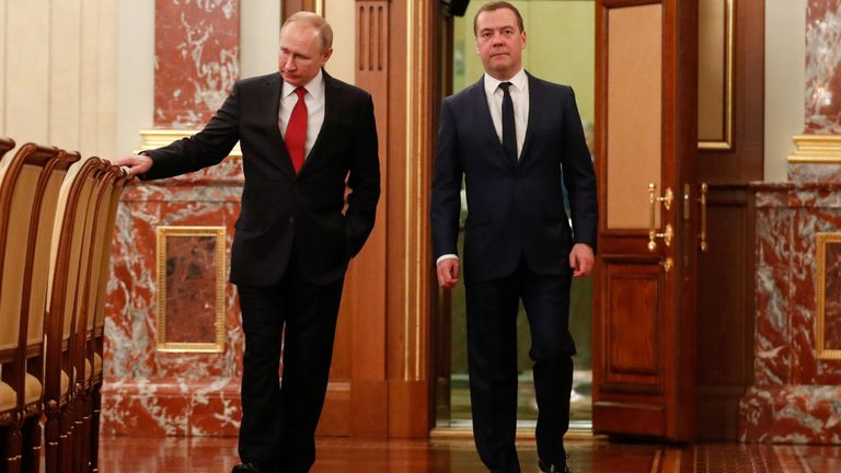 Vladimir Poutine (L) a demandé à Dmitri Medvedev de continuer à travailler jusqu'à la formation du nouveau cabinet
