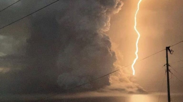 Un coup de foudre au milieu de l'explosion du volcan Taal est vu dans la ville de Lipa, aux Philippines, le 12 janvier 2020, sur cette image obtenue sur les réseaux sociaux. Crédits: Cheslie Anda