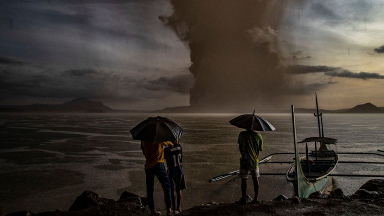 Le volcan Taal a éclaté à Talisay, dans la province de Batangas, aux Philippines
