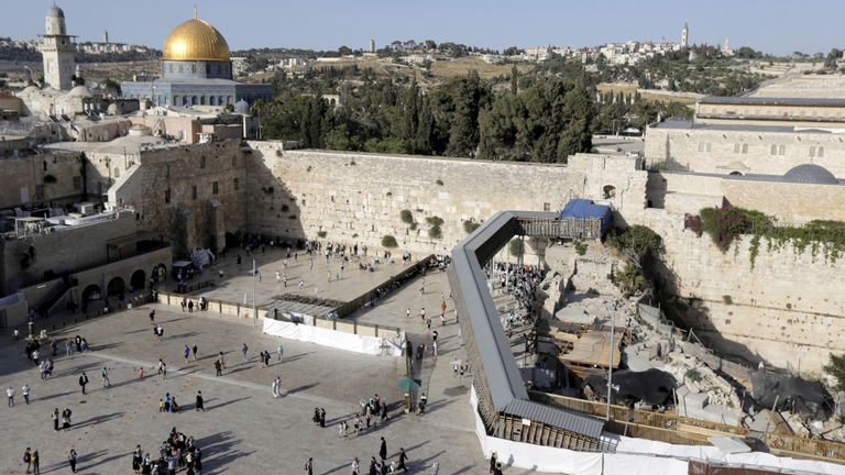 La mosquée est sur ce qu'Israël appelle le Mont du Temple