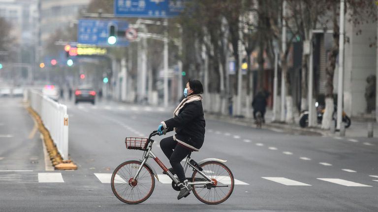 WUHAN, CHINE - 27 JANVIER: Un homme porte un masque tout en faisant glisser une charrette. à Yangtze River Bridge le 27 janvier 2020 à Wuhan, dans la province du Hubei, en Chine. Les transports en commun ont été fermés pour le quatrième jour. (Photo par Getty Images)