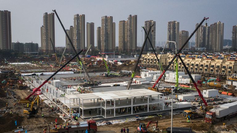 Des centaines de travailleurs de la construction sont arrivés pour travailler sur le site