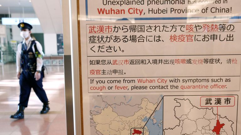 Des panneaux à l'aéroport Haneda de Tokyo ont dit aux passagers qui s'étaient rendus à Wuhan de se faire connaître