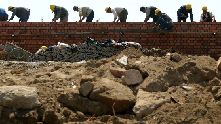 Travailleurs construisant l'hôpital de Xiaotangshan en 2003