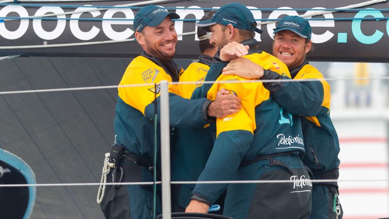 Zane Gills fête avec ses coéquipiers de Telefonica en 2011. Pic: Ian Roman / Volvo Ocean Race)