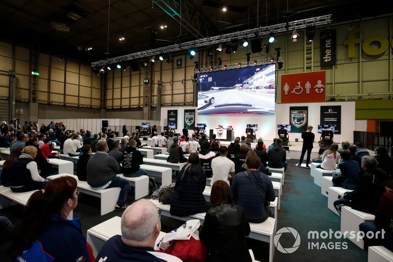 La foule regarde l'action de la finale du Rallycross eSports