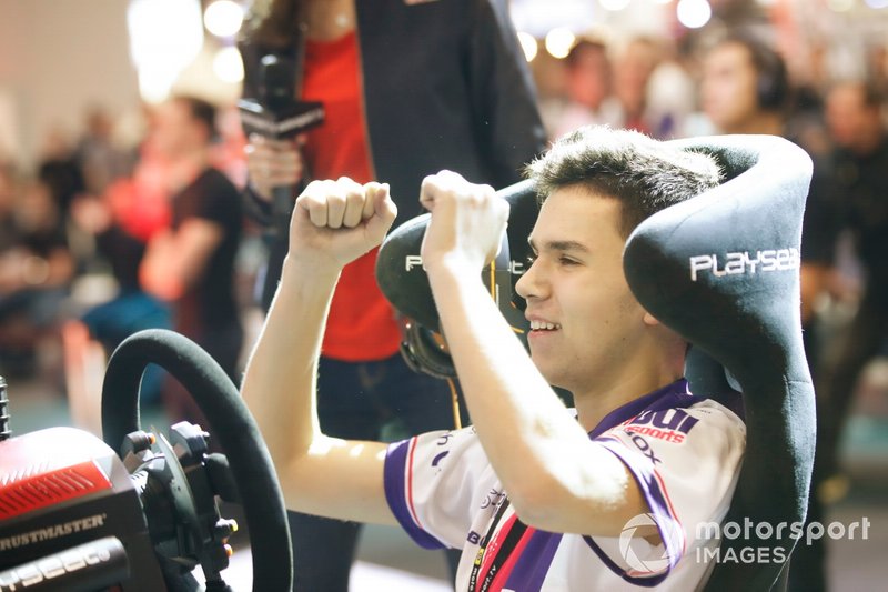 Le vainqueur de la finale du Rallycross eSports célèbre