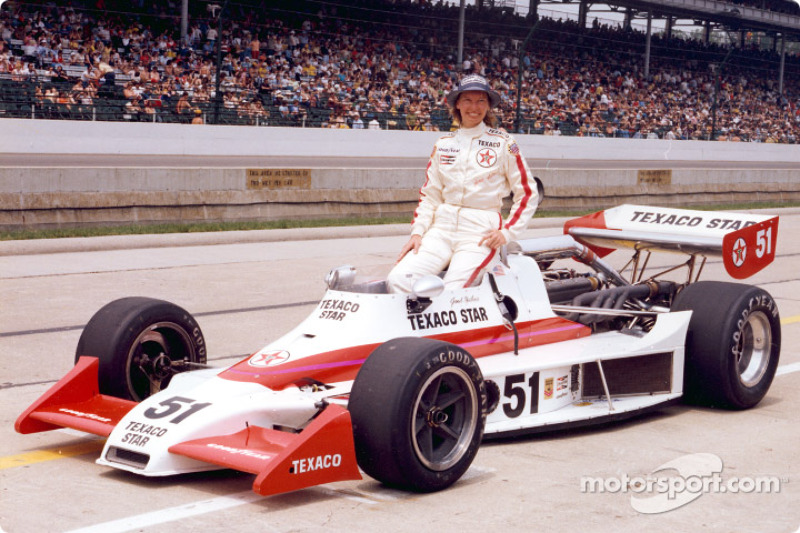 Janet Guthrie avec le Wildcat dans lequel elle a terminé neuvième à Indy en 1978, malgré une fracture du poignet.