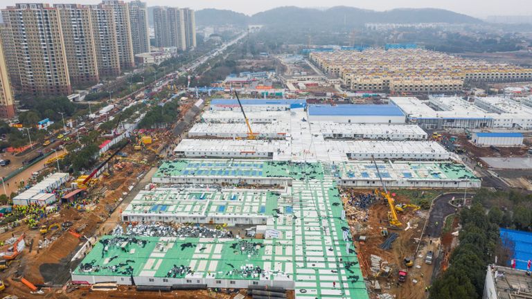 Une vue aérienne montre le nouvel hôpital de Huoshenshan, un hôpital dédié construit en 8 jours pour traiter les patients atteints de coronavirus, à Wuhan, dans la province du Hubei, en Chine, le 2 février 2020. China Daily via REUTERS ATTENTION EDITORS - CETTE IMAGE A ÉTÉ FOURNIE PAR UN TIERS. CHINE OUT.