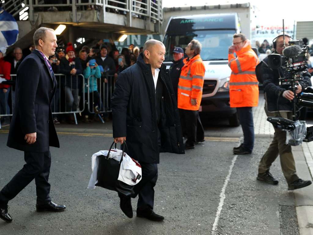 Eddie Jones critique le comportement des fans écossais après qu’un membre de l’équipe ait été frappé par une bouteille et Owen Farrell sifflé