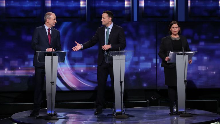 (de gauche à droite) Micheal Martin, chef de Fianna Fail, Leo Varadkar, chef du Fine Gael, et Mary Lou McDonald, présidente du Sinn Fein 