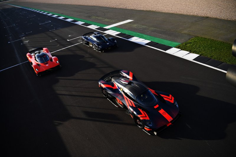 Max Verstappen, Red Bull Racing et Alexander Albon, Red Bull Racing au volant de la Red Bull Racing Aston Martin Valkyrie