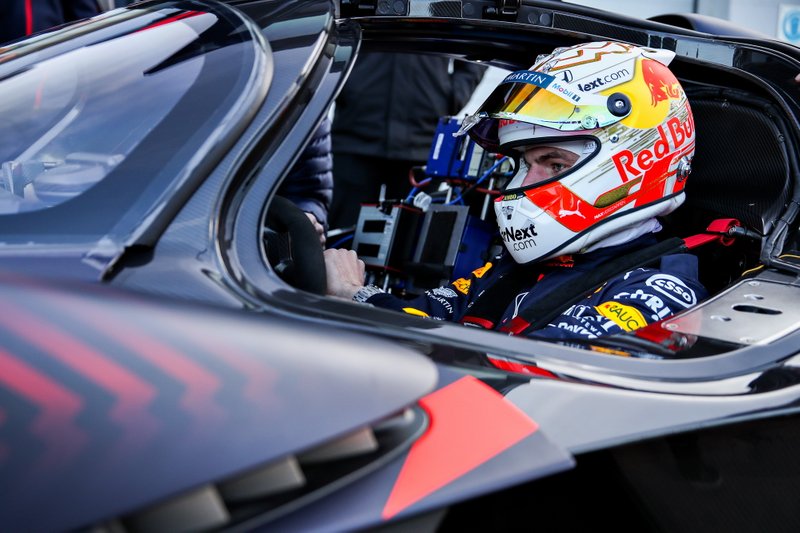 Max Verstappen, Red Bull Racing et Alexander Albon, Red Bull Racing au volant de la Red Bull Racing Aston Martin Valkyrie