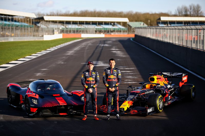 Max Verstappen, Red Bull Racing et Alexander Albon, Red Bull Racing au volant de la Red Bull Racing Aston Martin Valkyrie