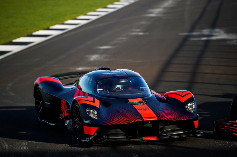 Max Verstappen, Red Bull Racing et Alexander Albon, Red Bull Racing au volant de la Red Bull Racing Aston Martin Valkyrie