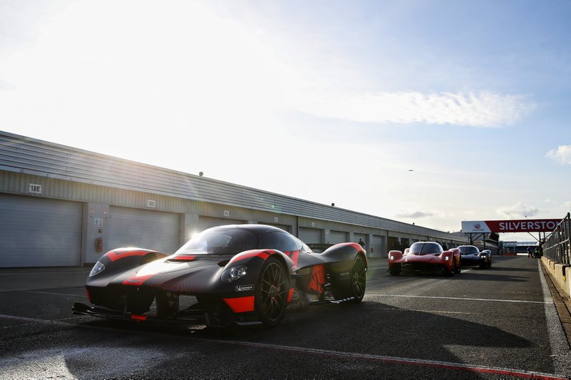Max Verstappen, Red Bull Racing et Alexander Albon, Red Bull Racing au volant de la Red Bull Racing Aston Martin Valkyrie