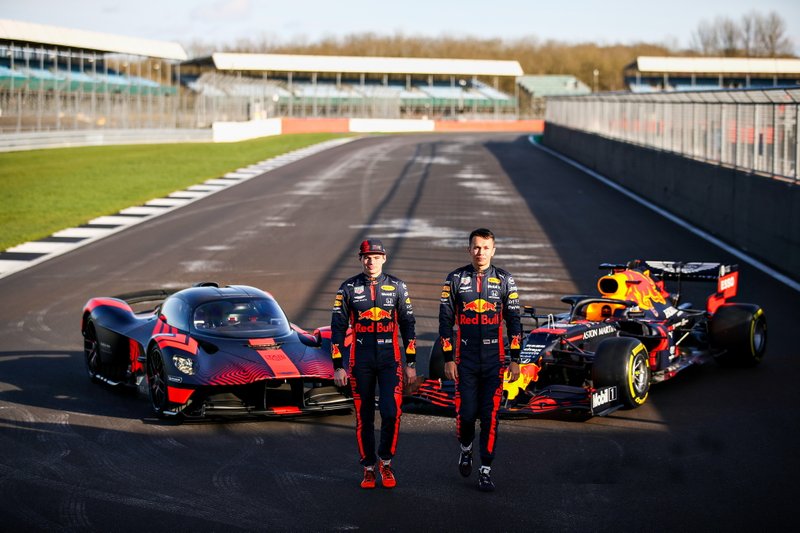 Max Verstappen, Red Bull Racing et Alexander Albon, Red Bull Racing au volant de la Red Bull Racing Aston Martin Valkyrie