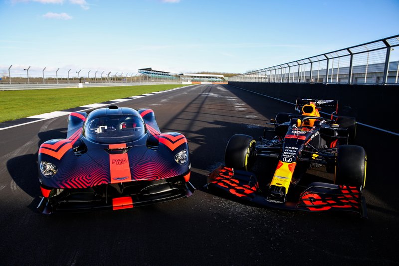 Max Verstappen, Red Bull Racing et Alexander Albon, Red Bull Racing au volant de la Red Bull Racing Aston Martin Valkyrie