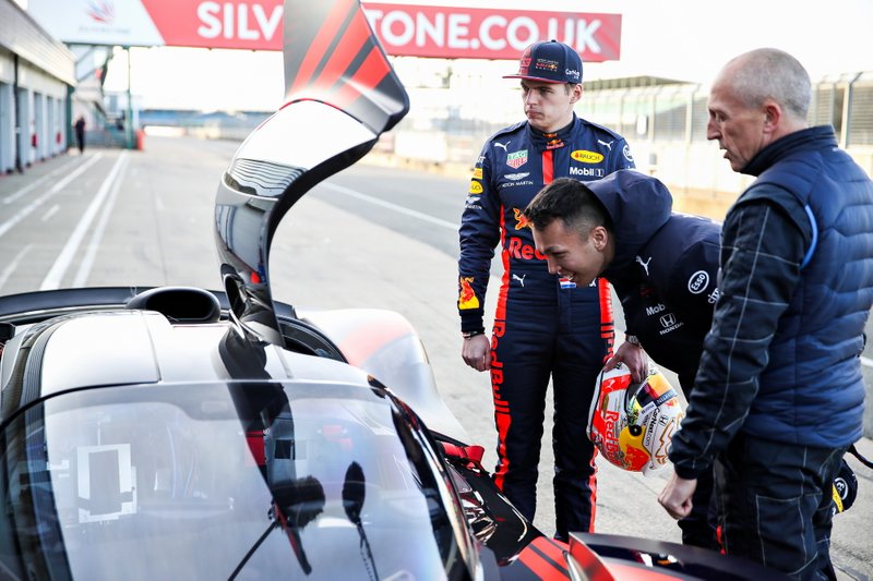 Max Verstappen, Red Bull Racing et Alexander Albon, Red Bull Racing conduisant l'Aston Martin Valkyrie de Red Bull Racing avec le pilote d'essai d'Aston Martin Chris Goodwin