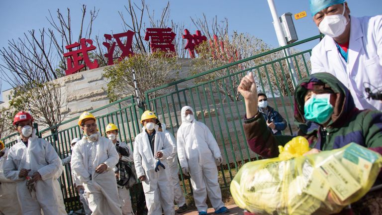 Un patient de 83 ans sort de l'hôpital de fortune nouvellement construit pour les patients COVID-19 à Wuhan
